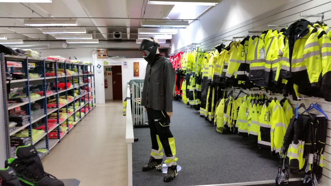 Arbeidsklær og synlighetstøy i butikken til Sveisereparatøren i Dragsund