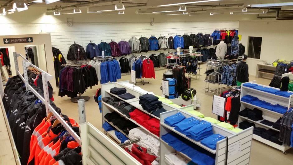 Arbeidsklær i butikken til Sveisereparatøren i Dragsund