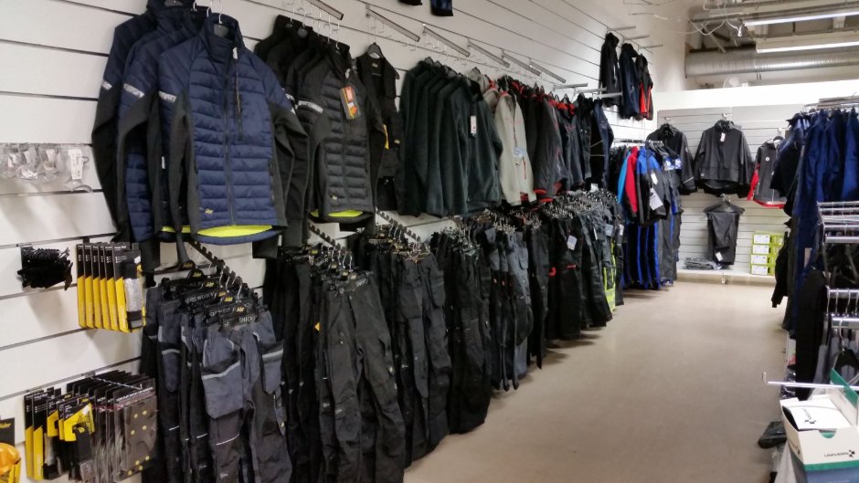 Snickers Workwear på veggen i butikken til Sveisereparatøren i Dragsund
