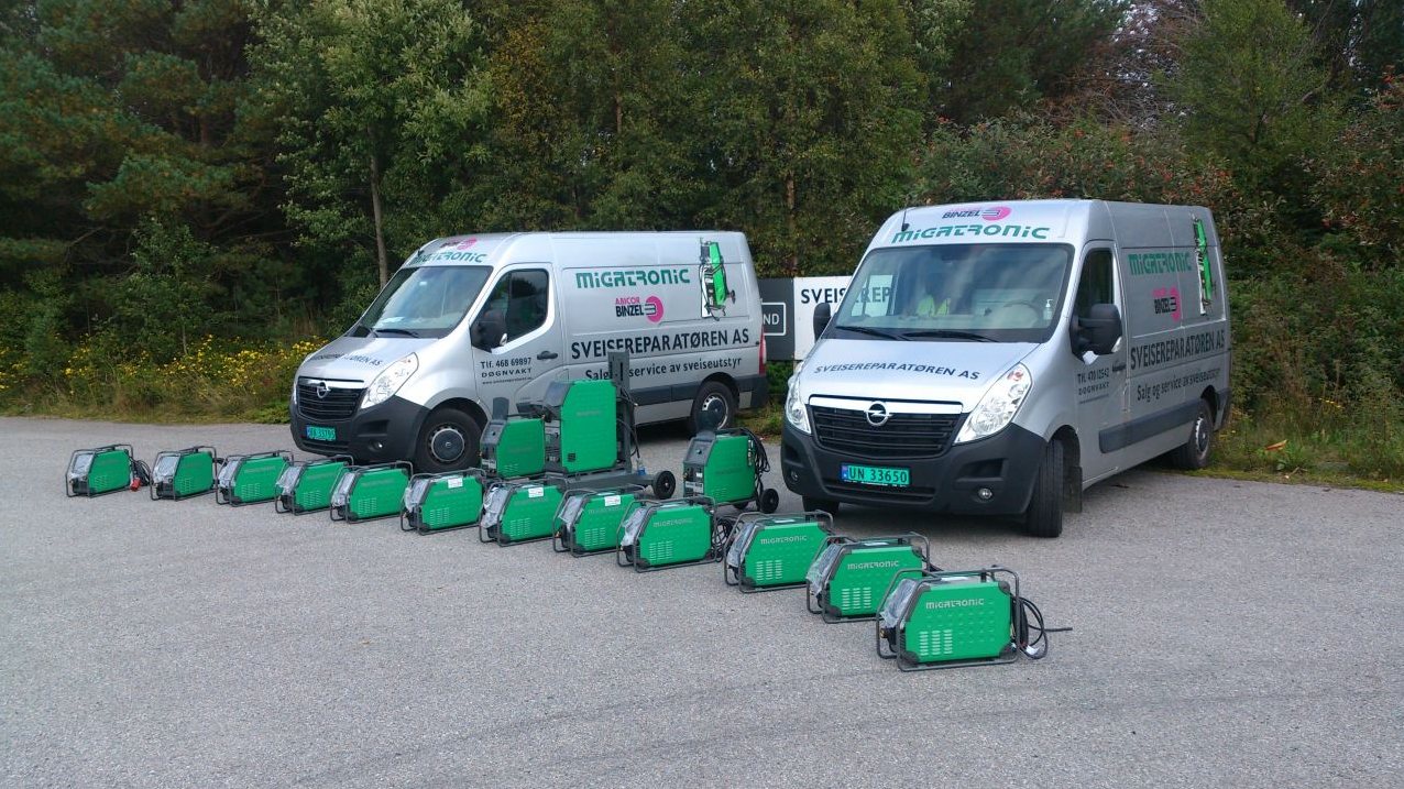 Servicebilene til Sveisereparatøren med Migatronic sveisemaskiner på rekke foran